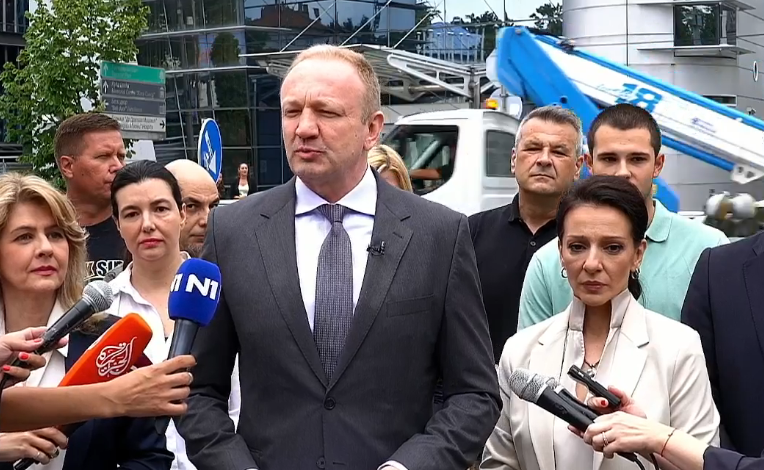 Đilas ispred zgrade Pinka (Foto: Skrinšot) Đilas ispred zgrade Pinka (Foto: Skrinšot)